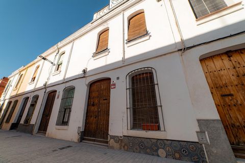 Descubre el encanto de vivir en el corazón de Premià de Mar en esta acogedora casa de pueblo. Ubicada en una calle semi-peatonal, disfrutarás de la tranquilidad y la comodidad de tener todos los servicios a tu alcance.Características principales:Ubic...