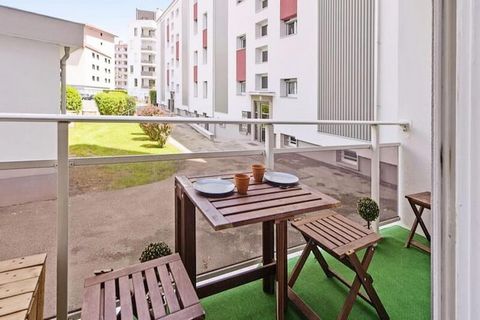 This cozy apartment, located just steps away from the Annecy Sports Park, offers a perfect retreat for 2 guests. It features a comfortable bedroom with a double bed and a bright living room, ideal for relaxation after a day of exploration. The apartm...