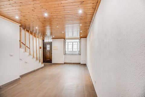 Villa mit 2 Schlafzimmern, Terrasse und Grill im Zentrum von Vila Franca de Xira. Herrliche Lage, 1 Minute zu Fuß vom VFX-Bahnhof entfernt. Generalüberholt und in ausgezeichnetem Zustand. Erdgeschoß: - Großes Wohnzimmer - Kochnische Küche, ausgestatt...