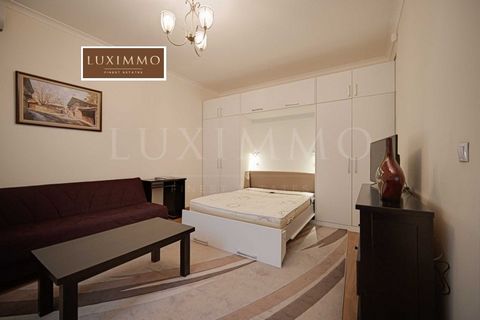 LUXIMMO FINEST ESTATES : ... Appartement meublé de la rue Khan Krum à la rue G.S. Rakovski dans un immeuble rénové avec ascenseur de 1952. Situé dans les parties les plus centrales de la capitale, l’appartement a un emplacement qui a tout ce dont vou...