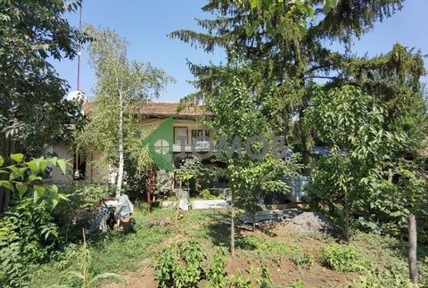 Offer ID: HZ3582 Imoti Tomov presents to your attention a two-storey brick house with a total built-up area of 120 sq.m and a yard with an area of 1015 sq.m in the village of Ivanski, Plovdiv region. Noisy. The house has the following layout: First f...