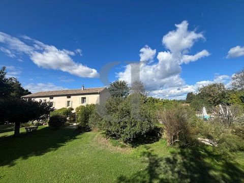 RÉGION L'ISLE-SUR-LA-SORGUE Visite virtuelle disponible sur notre site internet En campagne à quelques kilomètres d'un village avec toutes les commodités. Calme absolu pour ce charmant mas d'une grande surface d'environ 370 m² implanté sur 7723 m² de...