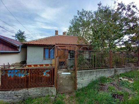 2-Zimmer-Haus zu verkaufen, 15 km von Sonnenstrand, 23 km von Burgas Zum Verkauf steht ein kleines Haus mit Garten, gelegen in einem schönen Dorf mit einem lokalen Restaurant, vielen Gästehäusern, einem Schloss, einem Geschäft, einem Postamt und eine...