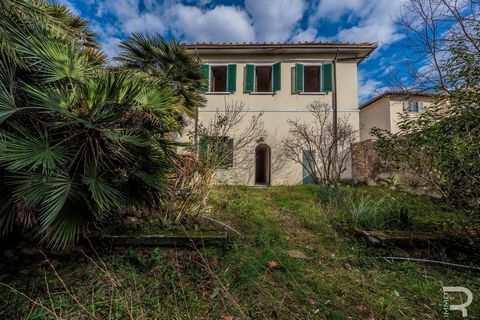 Situato nel pittoresco quartiere del Galluzzo, a soli tre minuti dal vivace centro di Firenze, questo attraente casa plurifamiliare è caratterizzato dall'orientamento aperto su tre lati e dalla comoda posizione all'interno di una verde area residenzi...