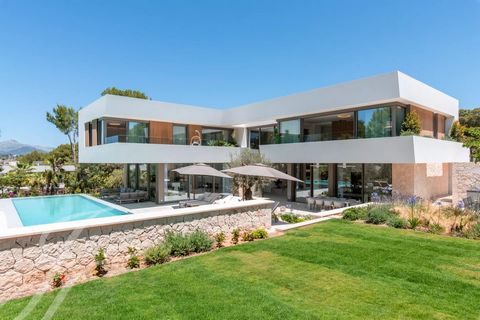 Extraordinary newly built villa in Nova Santa Ponsa! This modern gem stands out for its timeless design and local details. With a plot of 2.030 m² and 984 m² built on 3 levels, it offers an unrivalled living experience. From the impressive entrance, ...