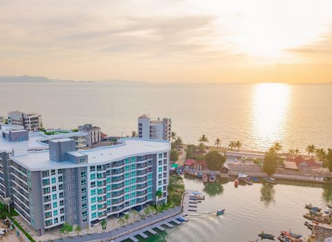 Eine einzigartige Investitionsmöglichkeit in gemütlichen Apartments in der ruhigen und friedlichen Gegend von Na Jomtien, an der Küste! Ratenzahlungspläne verfügbar! Voll möbliert! Nur 50 Meter zum Strand! Die perfekte Kombination aus geschwungenen L...