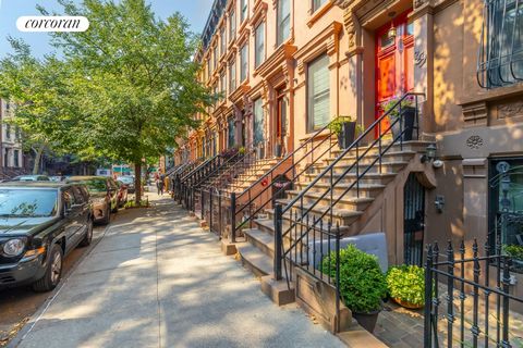 ¡Casa adosada de 3 familias completamente renovada en la hermosa cuadra de piedra rojiza de Harlem! ¡Esta casa trifamiliar bellamente renovada ubicada en una cuadra tranquila y arbolada en el centro de Harlem tiene PRECIO PARA VENDER! Este clásico de...