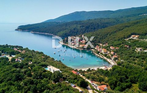 Location: Istarska županija, Labin, Rabac. ISTRIA, RABAC - Apartment house 70 meters from the sea On the southeastern coast of Istria, where green hills meet the sea, where nature and heritage unite, just four kilometers apart, there are two towns wi...