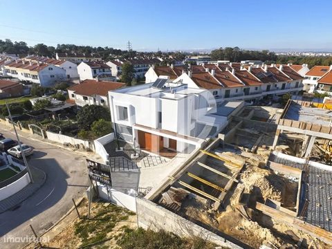 Property Description: We present this magnificent 4 bedroom villa in Foros de Amora, Seixal, with garage and swimming pool, ready to debut! This property stands out for its high quality finishes and its modern and functional features, ideal for those...