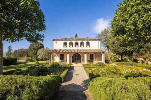 Ondergedompeld in het hart van het prachtige Toscaanse platteland, is deze 19e eeuwse villa een meesterwerk van charme en verfijning, zorgvuldig gerestaureerd door de huidige eigenaren om traditie en modern comfort te combineren. Omringd door een pra...