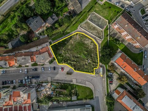 Plot of land for construction with 2026m2, located in Tavarede in the vicinity of Intermarchê. The Allotment Permit provides for the construction of a basement, ground floor plus three floors in a total of 3990m2 of above-ground construction. Located...