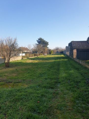 Terrain à construire très bien placé dans secteur de chateauroux , proximité Lycée et services surface d'environ 1719.m2 , relativement plat, clos en périphérie , conviendrait pour maison réalisée par Architecte pour s'adapter à la configuration ou p...