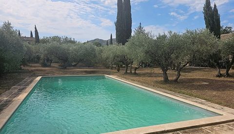 Near Saint Remy de Provence, discover this charming property. Property of 300 m2 approx. composed of: - A main house with a surface area of approx. 150 m2 (4 bedrooms) - An outbuilding of approx. 50 m2 (1 bedroom) - An outbuilding of approx. 100 m2 (...