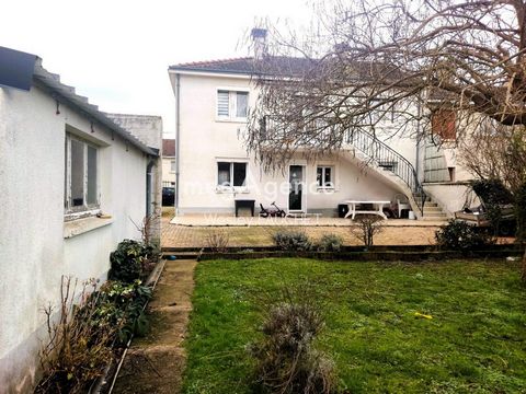 Located in the town of Châteauroux (36000), this house enjoys a coveted location close to public transport such as bus, train, and access to the motorway, as well as schools, high schools, colleges, and shops. With a 400m² garden, a garage and a terr...