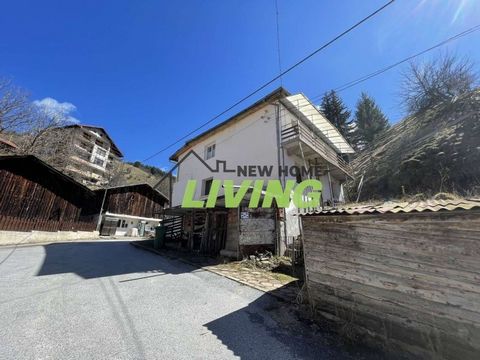 Nous présentons à votre attention une maison de deux étages au cœur des belles Rhodopes, dans un endroit calme et paisible, La maison est sur deux étages d’une superficie totale de 144 m² avec un escalier extérieur et une cour de 714 m², avec la disp...