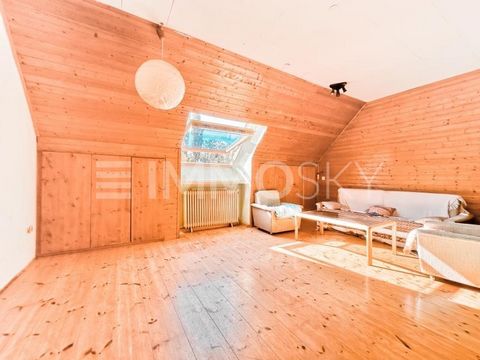 Are you a handyman? This quiet 3-room apartment on the attic (without elevator) convinces with an optimal room layout (suitable for shared flats). From the anteroom you enter the spacious living area, where you can enjoy the evening. Relax in the bed...