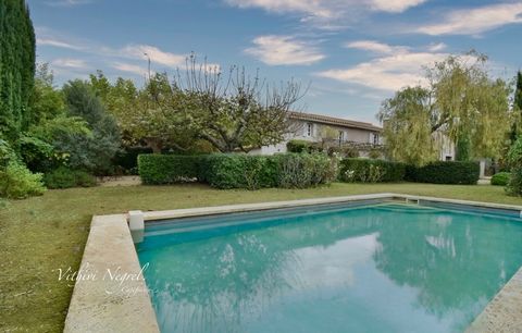 A Mouriès, au pied des Alpilles et à l'abri des regards, superbe Mas Provençal de plus de 200m2. Cette propriété de 8 pièces allie le charme de l'ancien à une décoration choisie avec goût. Vous serez séduit par sa pièce principale avec une grande che...