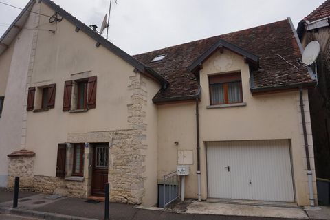 Venez visiter cette magnifique maison de village en pierre de 135m² au coeur d'Avanne-Aveney où règnent la nature et la verdure. Idéalement située, vous apprécierez la proximité de la vélo-route (avec accès direct à Besançon), de la zone commerciale ...