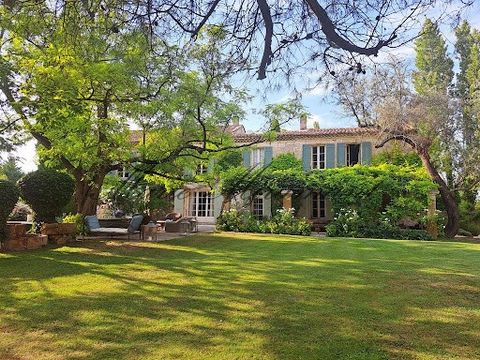 The agency Marie MIRAMANT, specialized in character and luxury real estate offers between Avignon and Arles, in a quiet environment, a beautiful farmhouse of the 17th century, about 300 m², on a beautiful 1,3 hectare park with trees and flowers The k...