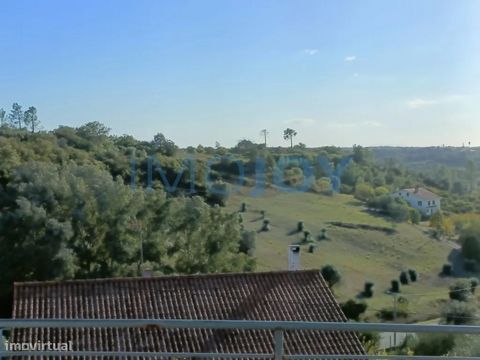 Located in the parish of Bugalhos, in Alcanena, this villa offers you the possibility of living in the countryside, with spectacular views and just 10 minutes from Alcanena. This villa has three bedrooms, living room, kitchen and another kitchen that...