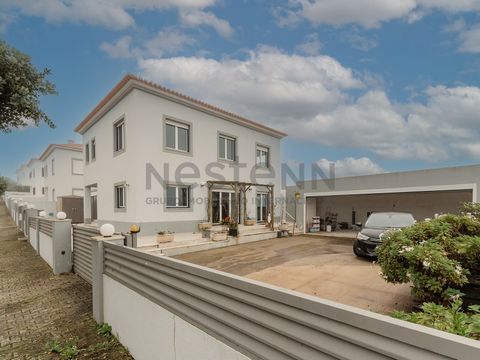 3 bedroom villa with excellent sea views in Casal Labrusque, Lourinhã. The villa is in a privileged location and enjoys a unique first-line view of the sea. 3 minutes from the beach, this property is an excellent option for those who like to wake up ...