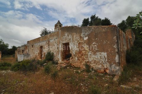 Magnificent property in the heart of the Barrocal Algarve. With a construction area of 167 m2, it consists of a house, several small buildings and an old windmill on a plot of land with a total area of 3.6 hectare. Just 14 km from Faro international ...