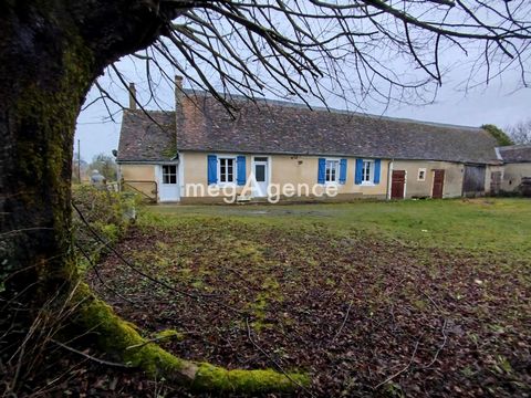 Située à Souligné-Flacé (72210), cette charmante fermette offre un cadre idyllique, idéal pour les amoureux de la nature. Nichée dans un environnement paisible, cette propriété bénéficie d'une proximité appréciable avec les commodités du village ains...