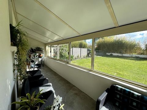 Maison de plain pied, située à Vertou, proche de la Rue des Ajoncs. Résidence de 65m2 habitable avec un jardin de 163m2. Elle dispose d'une cuisine aménagée/équipée, un salon-séjour (27m2), un espace nuit avec deux chambres (11 et 12m2), une salle d'...