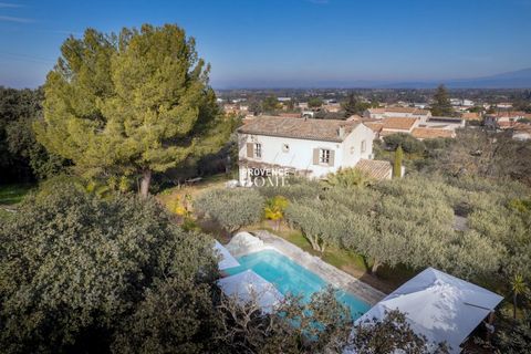 Provence Home, l'agence immobilière du Luberon, vous propose à la vente une bastide de charme, située au pied de la colline Saint-Jacques à Cavaillon, à proximité de l’Isle-sur-la-Sorgue. Construite en 2001, cette maison d’exception de 230 m² combine...