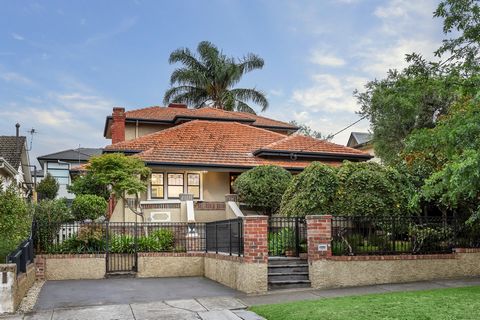 A beautiful symmetry of period style and modern enhancement graces this captivating 1920’s Arts & Crafts Bungalow, sympathetically renovated/extended to harmoniously blend period splendour with contemporary refinement. Its timeless façade, intricate ...