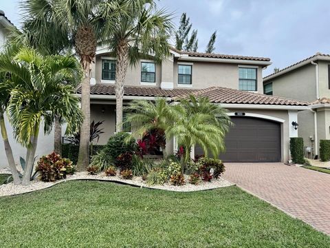 This pristine, barely lived-in, desired Verona model feels like new--having been used only a few times a year as a vacation home by the owner. Built in 2017, 4 bedrooms, 3 full baths, a loft, a covered & screened-in patio enclosure, and a 2-car garag...