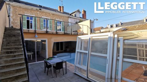 A34352VIR24 - Cette maison spacieuse de 260 m², érigée sur un terrain de 250 m², est une opportunité rare à saisir. Avec ses 13 pièces, dont 8 chambres, elle offre un cadre de vie idéal pour les familles nombreuses ou ceux cherchant à créer un espace...