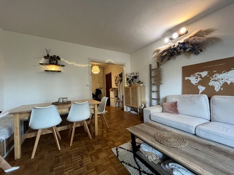 Rare in OLIVET - Located in a quiet and wooded environment, come and discover this 73 m² apartment on the 1st floor consisting of a living room, 2 beautiful bedrooms, an independent fitted and equipped kitchen, a laundry room with cupboard and a bath...