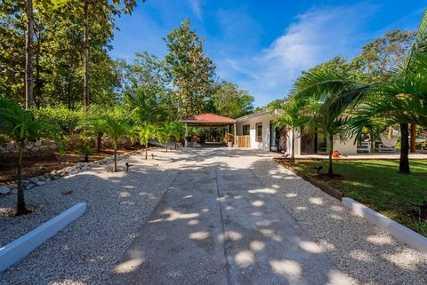 Casa Camarón ist ein einzigartiges Anwesen inmitten der Natur, das entworfen wurde, um Ruhe und Komfort zu bieten. Dieses komplett möblierte und bezugsfertige Haus hat ein elegantes und funktionales Design. Das Anwesen umfasst ein Haupthaus von 117 m...