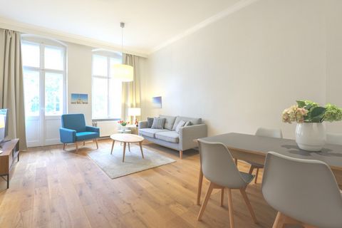 Apartament znajduje się w północnej części Prenzlauer Berg, jednej z najbardziej poszukiwanych lokalizacji w Berlinie. W ciągu kilku minut spacerem znajdziesz się w Schonhauser Allee z długimi ulicami handlowymi z wieloma wolnostojącymi sklepami i wy...