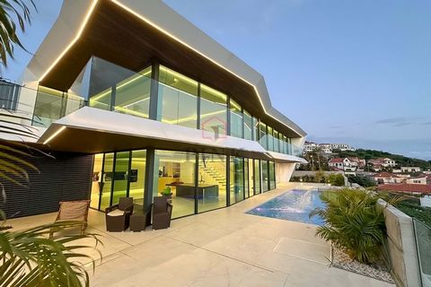 Luxury 4 bedroom villa in Funchal with swimming pool, panoramic views, modern design and premium finishes. Suites with balcony, equipped kitchens, leisure areas and energy efficiency. Comfort, privacy and sophistication, in a privileged location clos...