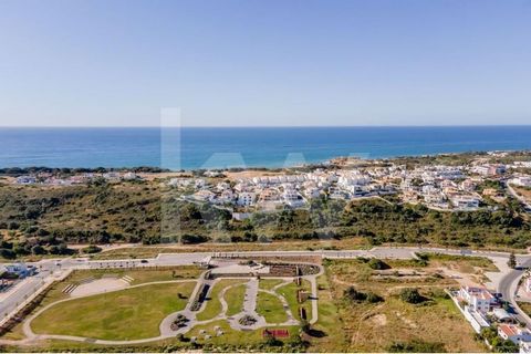 Located in one of the most sought after areas of Albufeira, known for its exceptional characteristics and proximity to the sea, this land has a total area of 14,960m2. According to information from City Hall dated 08/06/2019, it is possible to build ...