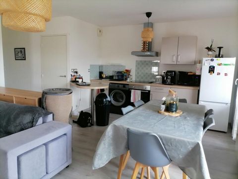 A VENDRE - SEULEMENT CHEZ R2i Immobilier SPECIAL INVESTISSEUR ! Bail en cours Dans une copropriété récente très bien entretenue, composé d'une entrée avec placard, d'une belle pièce de vie avec cuisine aménagée et équipée (plaque, hotte, four), balco...