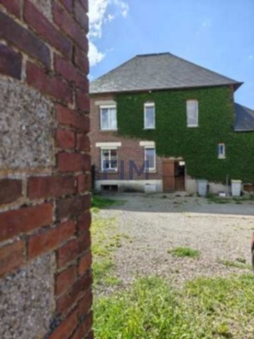 Découvrez cette charmante maison de caractère située à 10 minutes d'un bourg offrant tous commerces necessaires. Elle se compose d'une entrée accueillante, d'une cuisine équipée, d'un séjour spacieux, d'un salon avec insert, et d'une salle d'eau. A l...