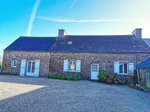 Les Atouts de ce bien: - Charme de la PIERRE - Vie de plain-pied - Hangar - A seulement 15 minutes des PLAGES, je vous invite à découvrir ce joli corps de ferme en PIERRE. Il est situé à Plouvorn, commune dynamique de 2 800 habitants disposant de tou...