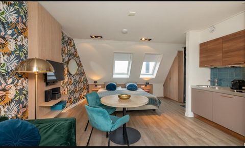 Droom je van een ontspannen vakantie aan de Zeeuwse kust? In deze charmante studio / appartement in Zoutelande voor 2 personen vind je alles wat je nodig hebt voor een heerlijk verblijf. Gelegen op de tweede etage, biedt deze lichte ruimte je een gez...