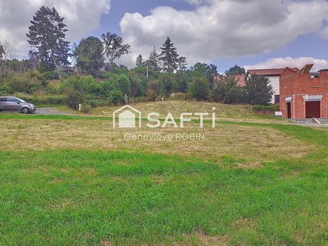 In SAVIGNY, large plot of approximately 1000m2, serviced on the edge. Building land, possibility of a construction of 220m2 of floor space + floor; land with very slight slope and swimming pool. Ideal geographical location on the outskirts of the tow...