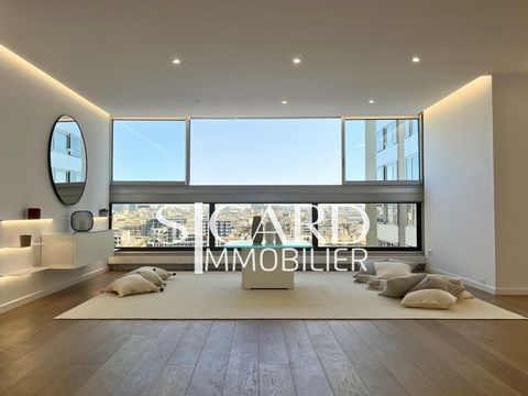 For sale in the Beaugrenelle neighborhood, Paris 15th, a 4-room apartment, 94m² (Carrez law), on a high floor with views of Paris landmarks (Invalides, Notre-Dame, Panthéon, Montparnasse Tower, Paris rooftops). Located in a prestigious residence with...