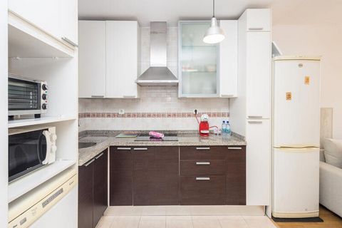 Dit stijlvolle appartement in Las Palmas de Gran Canaria biedt een comfortabel verblijf voor maximaal 5 personen (max. 4 volwassenen). De ruimte van 60 m² beschikt over twee slaapkamers, airconditioning, een ventilator en een tv. Extra voorzieningen ...