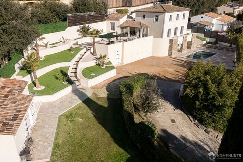 Nestled in the heart of a 2500 m2 plot, this prestigious villa offers an exceptional living environment. Upon entering, you will be charmed by a spacious area comprising an office ideal for remote work, a bright living room perfect for convivial mome...