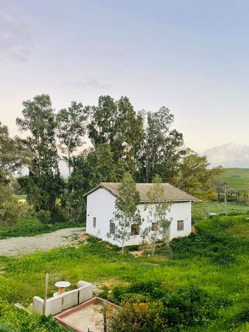 Fantástica oportunidad de inversión:Preciosa y acogedora casa de campo reformada y enclavada en una parcela rústica y vallada de 1927 mts2 en la zona de Rio Grande en Cártama. La vivienda tiene una superficie de 156 mt2 repartidos en 2 plantas con 2 ...