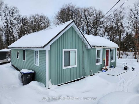 Lovely home in the country with deep, nicely treed lot (371 ft) backing onto the Tay Trail system. Renovated throughout most of this home with new kitchen and bathroom, re-designed layout for spacious open concept main and extra living room space. Ki...