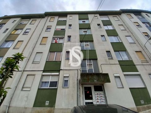 Sold refurbished. 3-room apartment located in Castanheira do Ribatejo close to the town center and a few meters from the Fire Department and Primary School. It is a 3rd floor, in a building without an elevator. Upon entering the property, there is an...