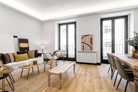 Un appartement avec un grand potentiel à rénover est à vendre dans un emplacement exceptionnel à Madrid. Cette propriété est stratégiquement située à quelques minutes de deux des lieux les plus emblématiques de la ville : la Plaza de España et la Gra...