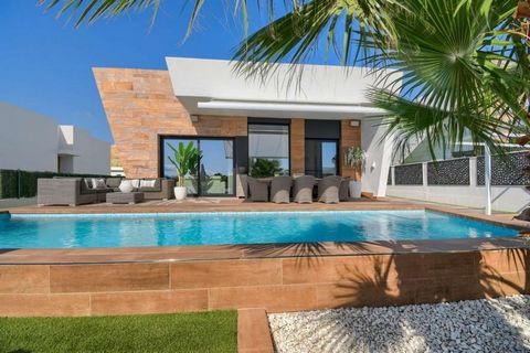 We are pleased to present you this modern and sophisticated villa is located southeast facing in a quiet residential area, with frontal green and mountain views, and lateral views of the sea and the Benidorm skyline. The villa has 2 ensuite bedrooms,...